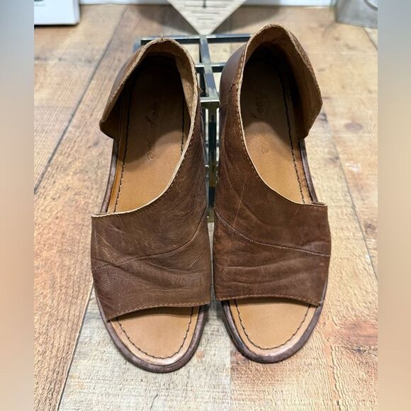 Mont Blanc Leather Sandal
FREE PEOPLE - Picture 9 of 10